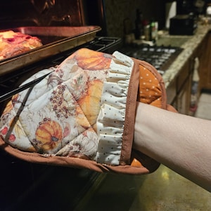Quilted Pumpkin Patch Pocket Pot Holder – Fall Themed Oven Mitt & Hot Pad in one