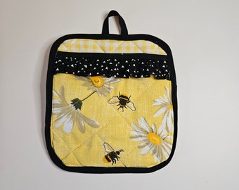 Bee/daisy print handmade pot holder with pocket, quilted double insulated pocket pot holder