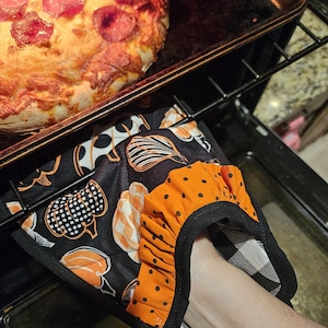 Modern Pumpkin Print Quilted Pocket Pot Holder – Double Insulated Oven Mitt Pad