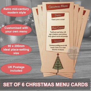 Op de afbeelding: Set van zes kerstmenukaarten met een rood-wit stippenpatroon. De kaarten zijn 90 x 200 mm en hebben een kerstboomontwerp. De tekst op de kaarten luidt "Kerstmenu", "Voorgerecht", "Hoofdgerecht", "Nagerecht" en "Klassieke garnalencocktail", "Traditionele geroosterde kalkoen met varkens in dekens, geroosterde aardappelen, honinggeglazuurde wortelen en pastinaak" en "Kerstpudding geserveerd met brandyroom of ijs Selectie van kaas".