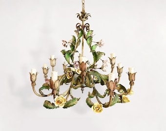 Gran lámpara de araña italiana vintage de 12 luces con diseño floral en hojalata, rosas de porcelana y hojas pintadas a mano, década de 1960.