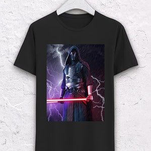 Könnte beinhalten: Schwarzes T-Shirt mit einem Grafikdruck einer dunklen Gestalt in einem Kapuzenmantel und einer Maske, die ein rotes Lichtschwert hält. Die Gestalt steht in einer dunklen, stürmischen Umgebung mit Blitzen im Hintergrund.