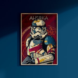 Puede incluir: Una ilustración digital de un personaje de Star Wars, Ahsoka Tano, con un casco de Stormtrooper. El casco está agrietado y desgastado, con un esquema de color rojo y azul. El fondo es de color rojo oscuro con patrones geométricos.