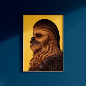 Könnte beinhalten: Eine gerahmte Illustration von Chewbacca, einer fiktiven Figur aus dem Star Wars-Franchise. Die Illustration ist im Cartoon-Stil gehalten und zeigt Chewbaccas charakteristisches Fell und seine Gesichtszüge. Der Hintergrund ist einfarbig gelb.