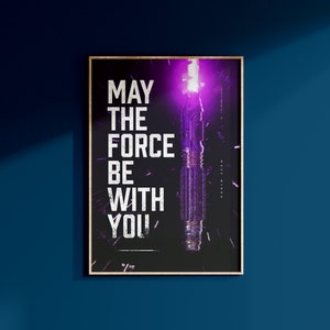 Peut inclure: Une affiche noire et blanche avec un sabre laser violet et le texte "Que la Force soit avec toi".