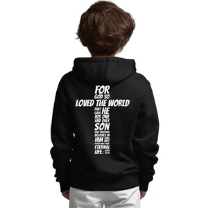 Sudadera cristiana infantil Juan 3:16 - Versículo bíblico "Porque de tal manera amó Dios" en la espalda imagen 5