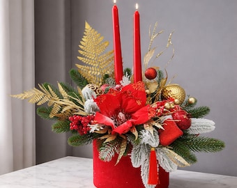Handgemachter Weihnachts-Mittelstück: Samt-Magnolie, Schnee-Kiefer & rote Kerzen