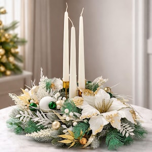 Handgemaakt middelpunt van de kersttafel: fluwelen magnoliakrans met kaarsen