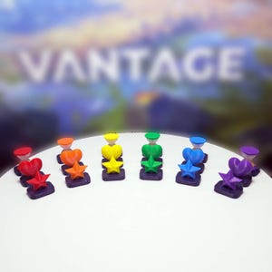 Op de afbeelding: Een verzameling kleurrijke zandlopers met hart-, ster- en zandloper vormen. Elke zandloper heeft een andere kleur, waaronder rood, oranje, geel, groen, blauw en paars. De zandlopers staan op kleine, donkerpaarse voetstukken.