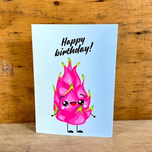 Tarjeta de cumpleaños con diseño de fruta del dragón kawaii para amigos y familiares. Descarga instantánea. Tamaño A4, carta de EE. UU., perfecta para días especiales.