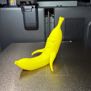 Op de afbeelding: Een set van drie keramische mokken met een gespikkelde, matte afwerking. De mokken zijn in crème, lichtbruin en donkerbruin. Elke mok heeft een eenvoudig, minimalistisch ontwerp.