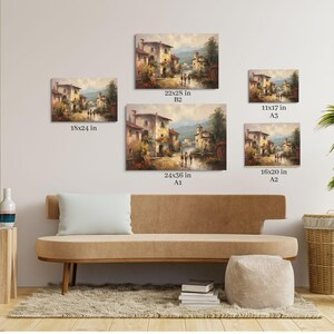 Pu&ograve; includere: Un interno di soggiorno con un divano beige e un tavolino di legno. La parete &egrave; decorata con cinque quadri incorniciati che raffigurano un pittoresco villaggio italiano con edifici colorati, una strada acciottolata e una vegetazione lussureggiante. I quadri sono di diverse dimensioni, con le dimensioni indicate sotto ciascuno.