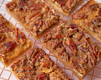 Barritas de tarta de nueces pecanas: Base de galleta de mantequilla, postre gourmet.