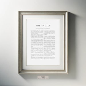 Puede incluir: Una impresión enmarcada con fondo blanco y texto negro. El texto dice "La Familia: Una Proclamación al Mundo" e incluye una declaración sobre la importancia de la familia y el matrimonio.