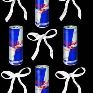 Peut inclure: Composition de canettes de boisson énergisante Red Bull et de nœuds blancs sur fond noir. Les canettes sont bleues et argentées avec le logo Red Bull. Les nœuds sont simples et élégants.