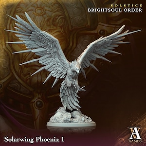 Può includere: Statuetta dettagliata, grigia, di Solarwing Phoenix 1 con ali spiegate e piume appuntite. La scultura è montata su una base circolare e presenta il testo "SOLSTICE BRIGHTSOUL ORDER" e "A GAMES".