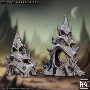 Puede incluir: Dos agujas de fantasía grises y estilizadas con bordes irregulares y afilados y una superficie texturizada. Las agujas tienen una apariencia esquelética, con puntas puntiagudas y aberturas. El texto "SCUTTLER ZEEK SPIRE" está en la parte superior.