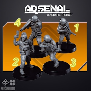 Può includere: Quattro miniature grigie di soldati in equipaggiamento tattico, ciascuna su una base nera. Le figure sono in varie pose d'azione, con armi. Il testo "ARSENAL" e "VANGUARD: 'FORGE'" sono in alto. Il testo "PRESUPPORTED" è in basso a sinistra.