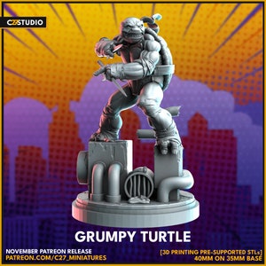 Pode incluir: Uma miniatura impressa em 3D cinza de um personagem Teenage Mutant Ninja Turtle segurando uma katana. O personagem está em pé em uma base de cano de esgoto. O texto "Grumpy Turtle" é impresso abaixo da miniatura. O texto "November Patreon Release" e "patreon.com/c27_miniatures" é impresso abaixo da base. O texto "[3D Printing Pre-Supported STLs] 40mm on 35mm base" é impresso abaixo do texto.
