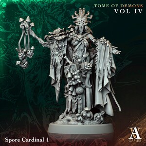 Peut inclure: Une figurine miniature grise et détaillée d'un Cardinal des Spores, un démon du Tome des Démons Vol IV. La figurine est debout sur une base ronde et tient un bâton surmonté d'un champignon. La figurine porte une robe à capuche en forme de champignon et a une tête en forme de champignon.