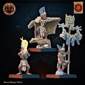 Può includere: Sono esposte miniature di Roroa Khans Vol 3. Le figure indossano abiti tribali e accessori. Una figura tiene una torcia fiammeggiante, un'altra un bastone con una maschera tribale. La tavolozza dei colori comprende marroni, beige e viola.