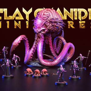 Puede incluir: Un conjunto de figuras en miniatura impresas en 3D, que incluye una gran criatura tentaculada rosa y morada con una cabeza puntiaguda, y figuras más pequeñas de figuras humanoides con largas túnicas fluidas y bastones. Las figuras están pintadas en una variedad de tonos de rosa, morado y negro. Las figuras están dispuestas sobre una superficie negra. El texto "CLAYCANIDE MINIRURES" es visible en el fondo.