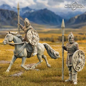 Puede incluir: Dos figuras en miniatura de guerreros, uno a caballo, sosteniendo lanzas y escudos con diseños intrincados. Las figuras están pintadas en un color gris claro y se colocan sobre un fondo de un campo de hierba y montañas.
