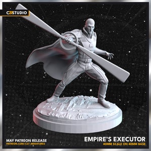 Puede incluir: Una miniatura impresa en 3D de color gris de un personaje que sostiene un arma, de pie sobre una base redonda. El personaje lleva una capa larga y tiene un arma en su mano derecha. La base está texturizada para parecer una superficie rocosa. El texto "EMPIRE'S EXECUTOR 40MM SCALE ON 40MM BASE" está impreso debajo de la miniatura.