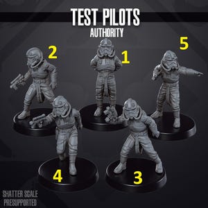Puede incluir: Cinco figuras en miniatura de plástico gris de pilotos de prueba con cascos y armas. Las figuras están numeradas del 1 al 5.