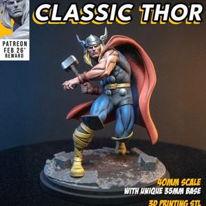 Peut inclure: Figurine miniature de Thor classique, maniant un marteau, avec une cape rouge et une armure bleue et dorée. La figurine est sur une base en forme de pierre. Le texte comprend "CLASSIC THOR", "40MM SCALE" et "3D PRINTING STL".