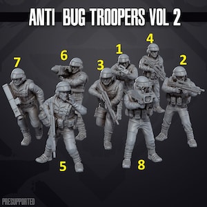 Puede incluir: Un grupo de ocho figuras grises en miniatura de soldados, cada uno con un arma o equipo. Las figuras están numeradas y llevan cascos y equipo táctico. El texto "ANTI BUG TROOPERS VOL 2" está en la parte superior.