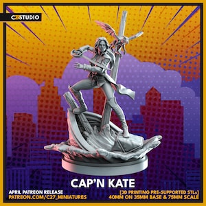 Puede incluir: Una miniatura impresa en 3D de un personaje que sostiene una espada, de pie en un barco con un dragón posado en el mástil. La miniatura mide 40 mm de alto y viene con una base de 35 mm. El texto "CAP'N KATE" está impreso debajo de la miniatura.