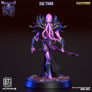 Puede incluir: Una miniatura impresa en 3D de una figura humanoide rosa y morada con tentáculos, que lleva una túnica negra y sostiene un bastón. La figura está de pie sobre una base circular. La miniatura se titula "Xal'thar" y forma parte de la serie "Mindflayers" de "Clay Cyanide Miniatures".