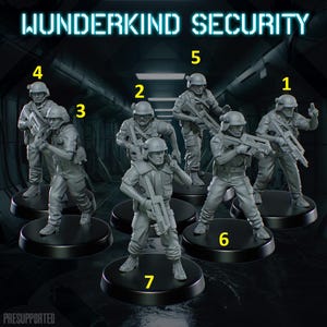 Op de afbeelding: Een verzameling van zeven grijze miniatuurfiguren van soldaten, elk in een andere pose en met een geweer. De figuren staan op zwarte ronde bases. De tekst "WUNDERKIND SECURITY" staat bovenaan de afbeelding.