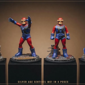 Puede incluir: Cuatro figuras en miniatura del Silver Age Sentinel MK1 en cuatro poses distintas. Cada figura presenta un traje rojo y azul con una placa facial dorada, sobre una base circular texturizada. El texto dice Silver Age Sentinel MK1 in 4 poses.