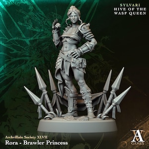 Puede incluir: Figura gris detallada de una mujer guerrera, "Rora - Brawler Princess", de la colección "Archvillain Society XLVII". La figura posa con una mano levantada y está rodeada de lanzas. El texto "SYLVARI HIVE OF THE WASP QUEEN" es visible.