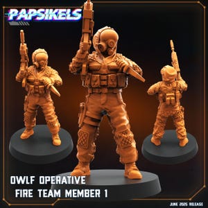 Könnte beinhalten: Drei orange-braune Figuren futuristischer Soldaten, die jeweils eine Waffe halten. Die Figuren tragen Helme und taktische Ausrüstung. Der Text "PAPSIKELS" steht oben und "OWLF OPERATIVE FIRE TEAM MEMBER 1" unten.