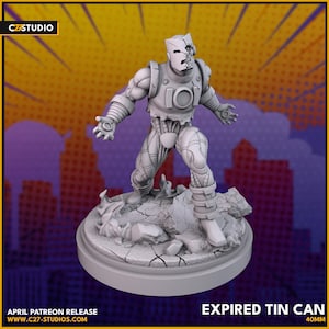 Puede incluir: Una miniatura de robot gris, impresa en 3D, con un casco dañado. La figura está de pie sobre una base gris agrietada con el texto "Expired Tin Can 40mm" impreso debajo.