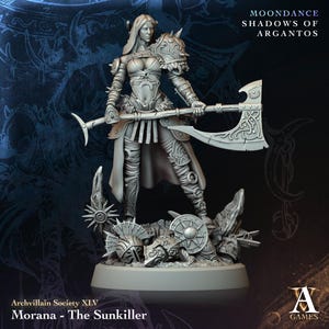 Puede incluir: Una figura miniatura de plástico gris de una guerrera con un hacha grande, que lleva armadura y falda. La figura está de pie sobre una base con un diseño esculpido de escudos y cascos. El texto "MOONDANCE SHADOWS OF ARGANTÓS" está en la parte superior de la imagen. El texto "Archvillain Society XLV Morana - The Sunkiller" está en la parte inferior de la imagen.