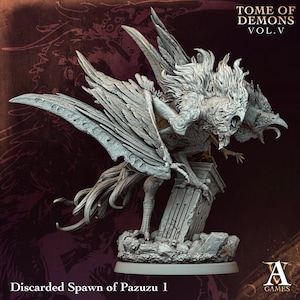 Op de afbeelding: Een gedetailleerde, grijze miniatuursculptuur van een gevleugeld wezen met twee hoofden, geplaatst op een stenen voetstuk. De sculptuur is getiteld "Discarded Spawn of Pazuzu 1" en maakt deel uit van de "Tome of Demons Vol. V" collectie.