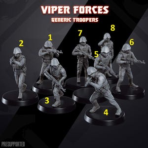 Op de afbeelding: Een verzameling van acht grijze miniatuur Viper Forces Generic Troopers figuren, elk geposeerd op een zwarte cirkelvormige basis. De figuren dragen helmen en tactische uitrusting, met geweren. De tekst "VIPER FORCES" en "GENERIC TROOPERS" staat bovenaan.
