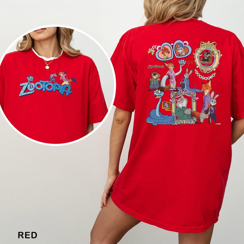 以下が含まれることがあります： 青色の「Zootopia」の文字が入った赤いTシャツ。前面と背面に漫画のキャラクターが描かれています。Tシャツの背面には、さまざまなキャラクターがフレームに入ったデザインが施されています。シャツは鮮やかな赤色です。
