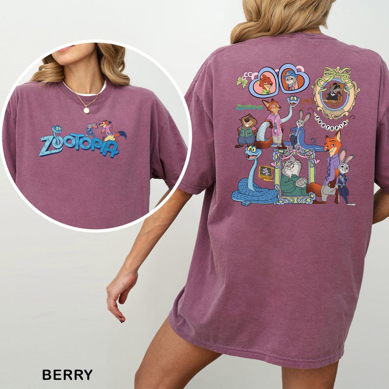 以下が含まれることがあります： 前面に青と緑で「Zootopia」の文字が入ったベリー色のTシャツ。Tシャツの背面には、アニメ映画「Zootopia」のキャラクターのカラフルなグラフィックが表示されています。