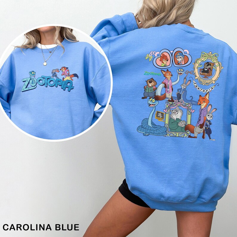 Puede incluir: Sudadera azul Carolina con la palabra "Zootopia" en turquesa en la parte delantera. La parte trasera muestra un gr&aacute;fico colorido de personajes de la pel&iacute;cula animada. La sudadera est&aacute; hecha de un material suave.