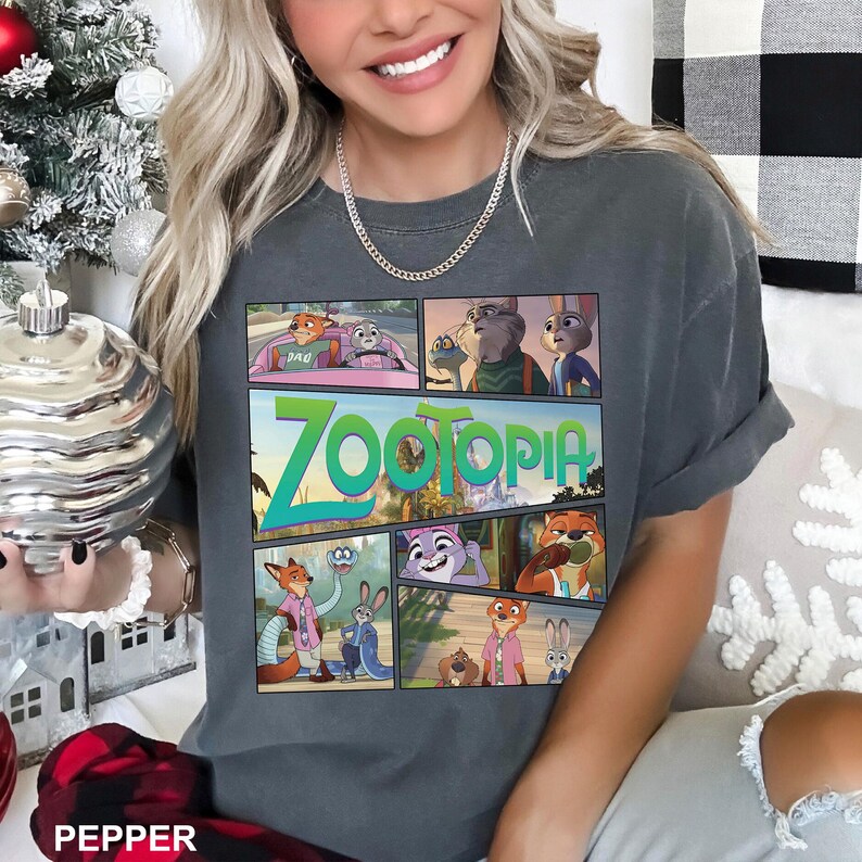 K&ouml;nnte beinhalten: Ein anthrazitfarbenes Kurzarm-T-Shirt mit einem Grafikdruck verschiedener Szenen aus dem Film Zoomania. Das Design enth&auml;lt mehrere Felder mit animierten Charakteren und das gro&szlig;e gr&uuml;ne Zoomania-Logo in der Mitte auf der Vorderseite.