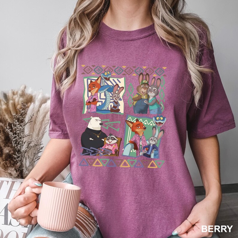 K&ouml;nnte beinhalten: Beerenfarbenes T-Shirt mit einer farbenfrohen Grafik von Charakteren aus einem beliebten Zeichentrickfilm. Die Grafik ist in vier Quadrate mit verschiedenen Zeichengruppierungen unterteilt. Das Shirt hat einen Rundhalsausschnitt und kurze &Auml;rmel.