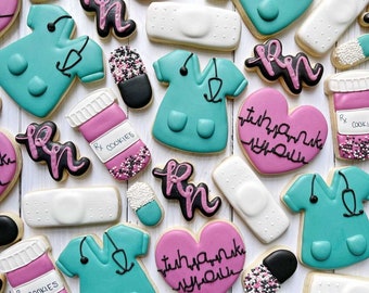 Pode incluir: Conjunto de biscoitos de açúcar decorados com tema de enfermagem. Os biscoitos incluem uniformes, estetoscópios, bandagens, pílulas e as palavras "RN" e "Obrigado".