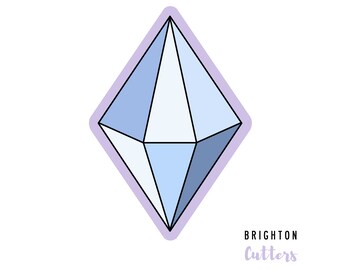 Könnte beinhalten: Ein rautenförmiger Plätzchenausstecher mit einem hellblauen und weißen geometrischen Facettendesign, schwarz umrandet mit einem lavendelfarbenen Rand. Der Text BRIGHTON Cutters ist in Schwarz und Lavendel in der unteren rechten Ecke abgedruckt.