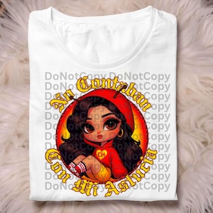 Könnte beinhalten: Ein weißes T-Shirt mit einer Cartoon-Illustration eines Mädchens, das ein rotes Kapuzen-Sweatshirt und einen gelben Rock trägt. Das Mädchen hat braunes Haar und große braune Augen. Der Text "No Contarían Con Mi Astucia" ist in gelber und orangefarbener Schrift um das Mädchen herum geschrieben.
