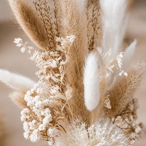 Trockenblumenstrauß mit Vase | Bohostrauß | Hochzeitsdekoration Tisch | kleiner Strauß beige weiß | Tischdeko